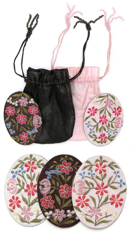 handheld-mirror-in-a-little-sac-m1416-nyc-usa-monogram.jpg