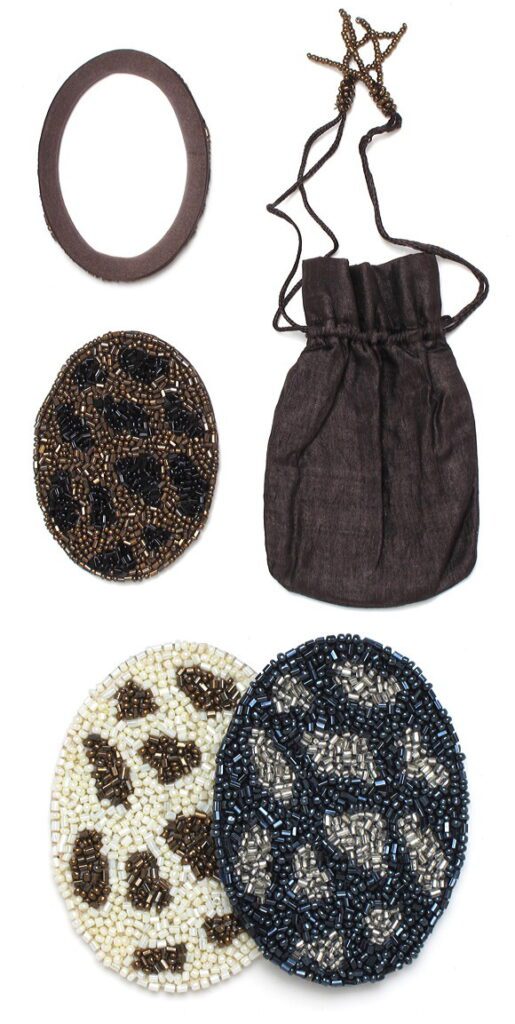 handheld-mirror-in-a-little-sac-m3662-nyc-usa-monogram.jpg