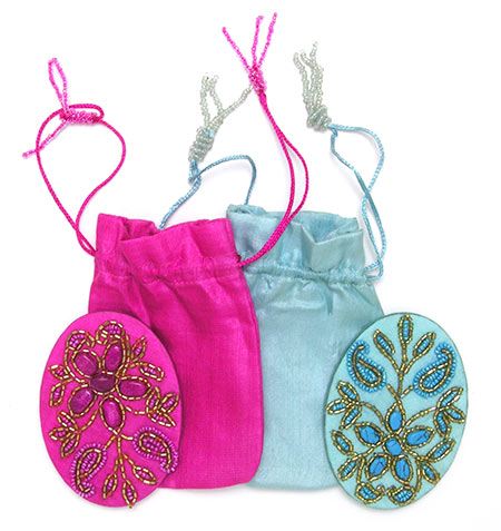 handheld-mirror-in-a-little-sac-m6383-nyc-usa-monogram.jpg